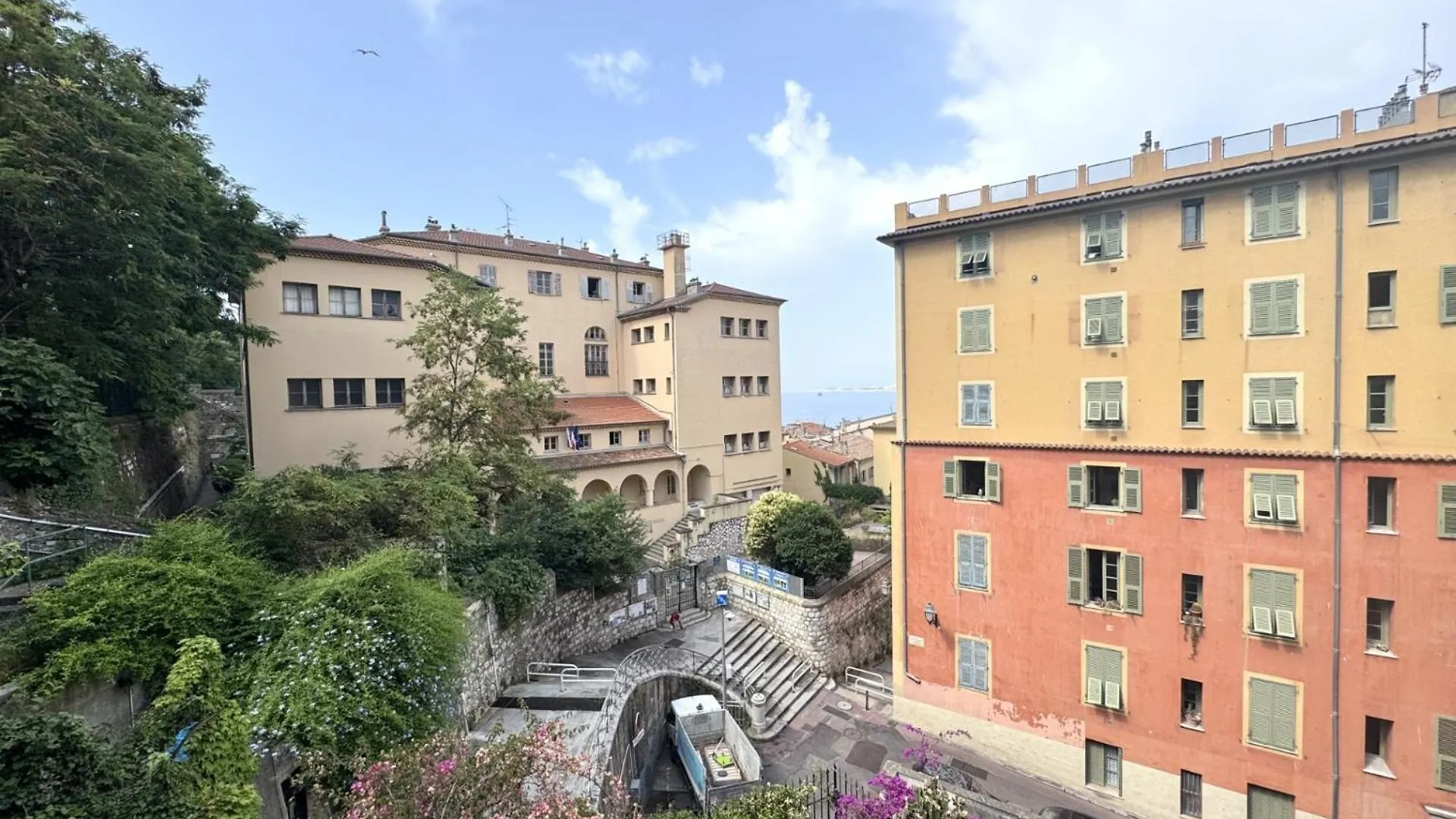 Aparthotel Riviera: Old Town Charm with Sea View Balcony Nice
