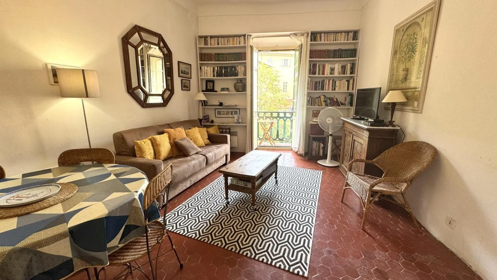 Aparthotel Riviera: Old Town Charm with Sea View Balcony Nice Apartment