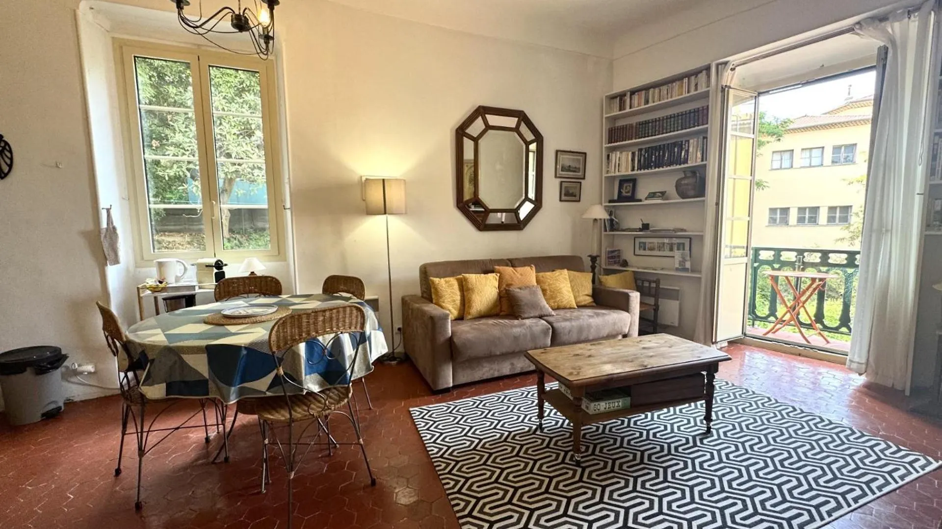 Apartment Aparthotel Riviera: Old Town Charm with Sea View Balcony Nice